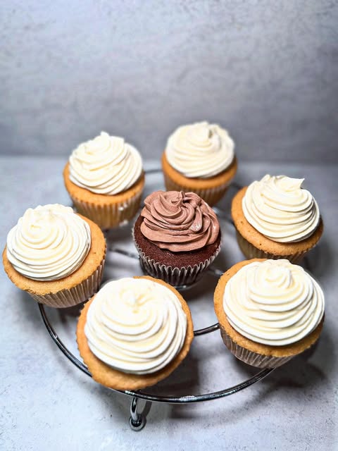 Vanilla and chocolate cupcakes on a wire stand
